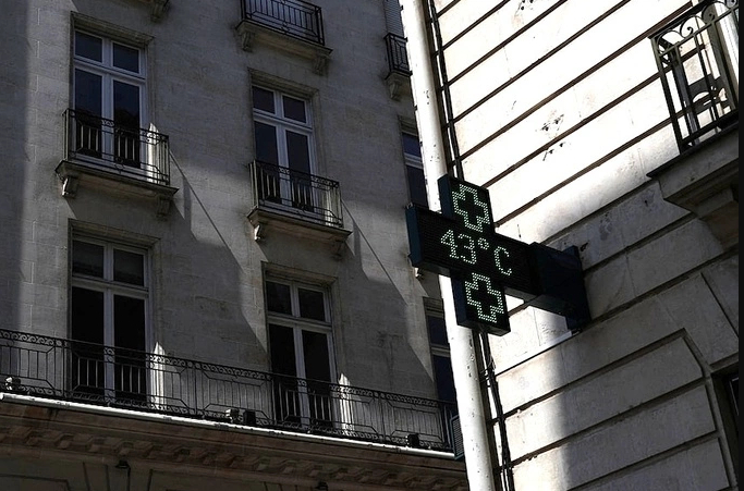 Nhiệt kế tại hiệu thuốc ở Nantes hiển thị nhiệt độ 43 độ C - Ảnh: Reuters