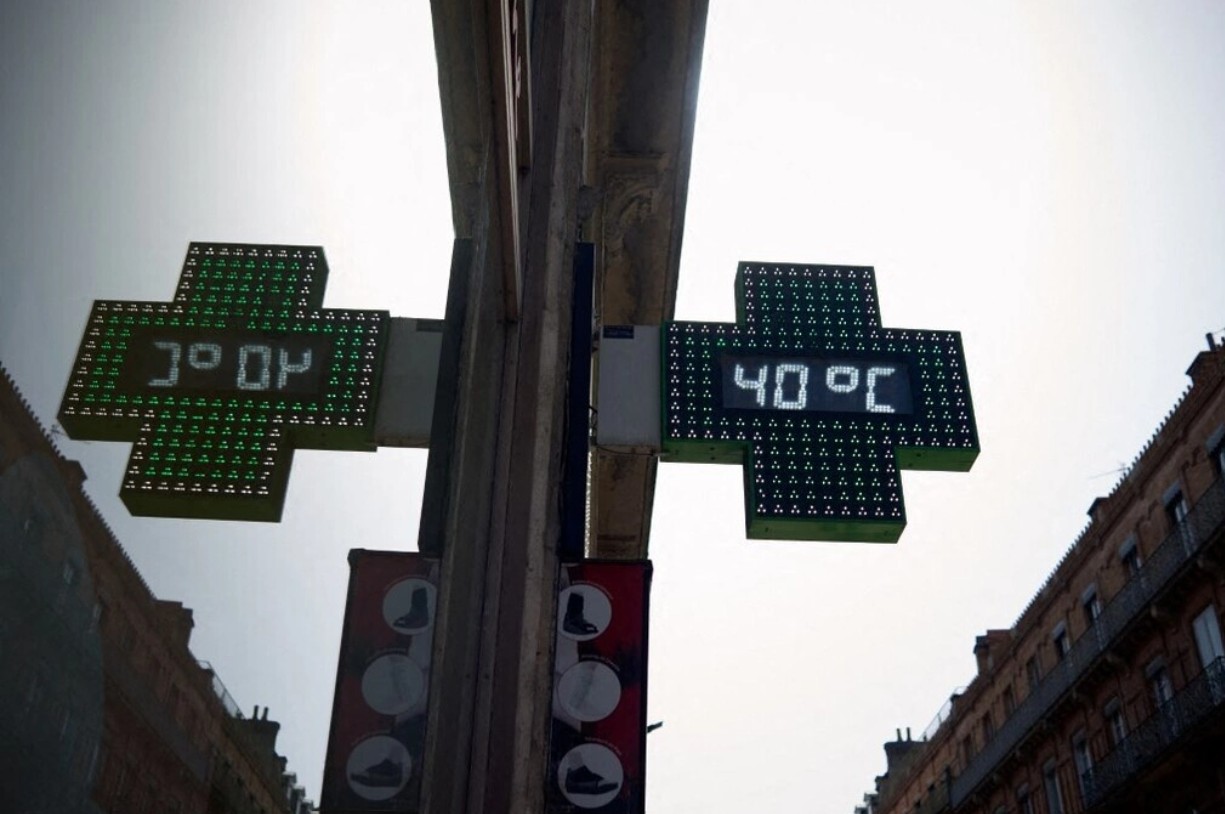 Bảng thông báo nhiệt độ bên ngoài một nhà thuốc tại Toulouse, Pháp ngày 22/6 - Ảnh: AFP