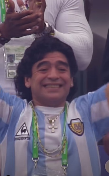 Maradona liên tục hò reo cổ vũ Messi.