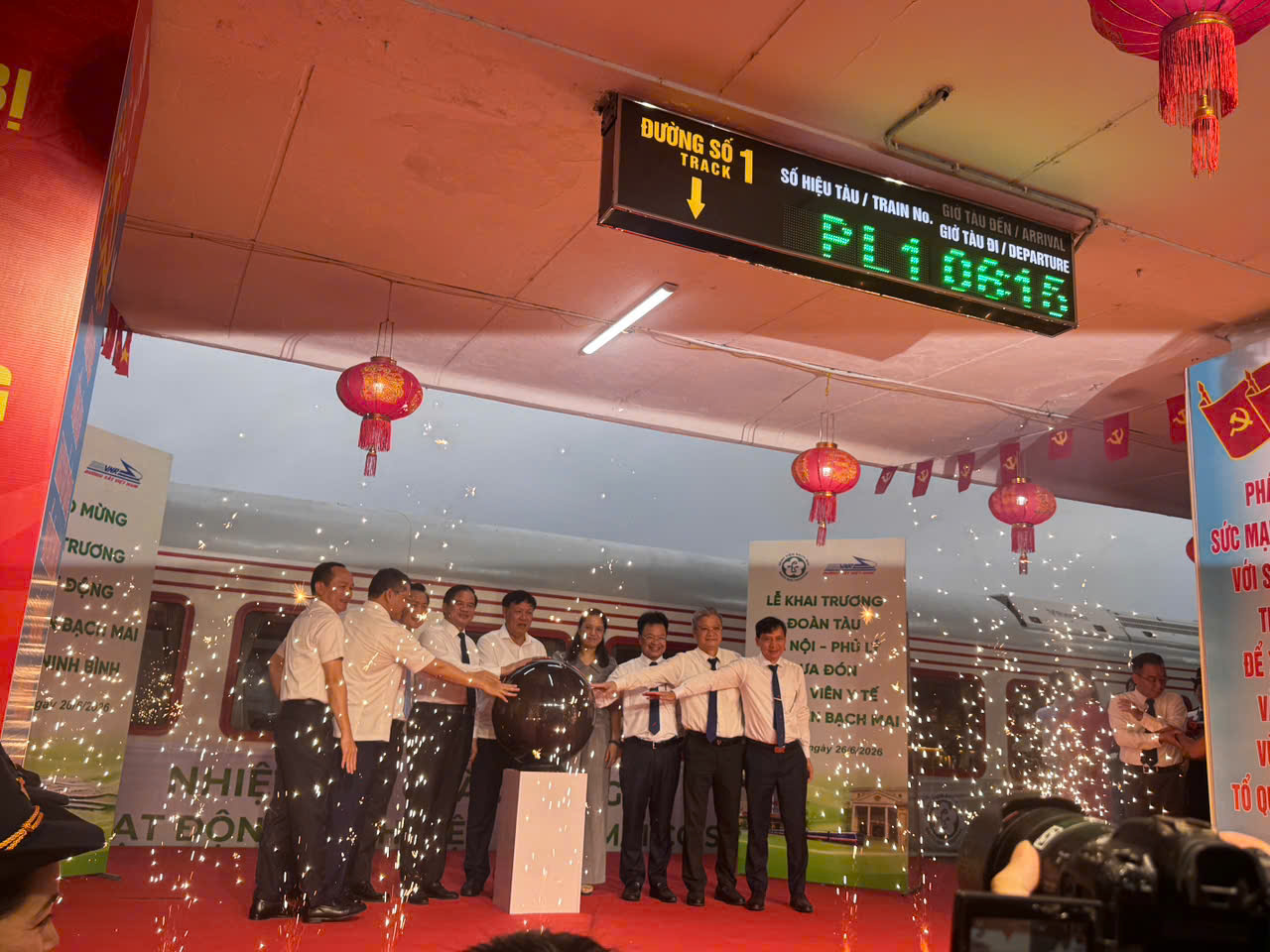 Chính thức khai trương tuyến tàu chuyên biệt phục vụ việc đưa đón đội ngũ y bác sĩ, điều dưỡng và nhân viên y tế