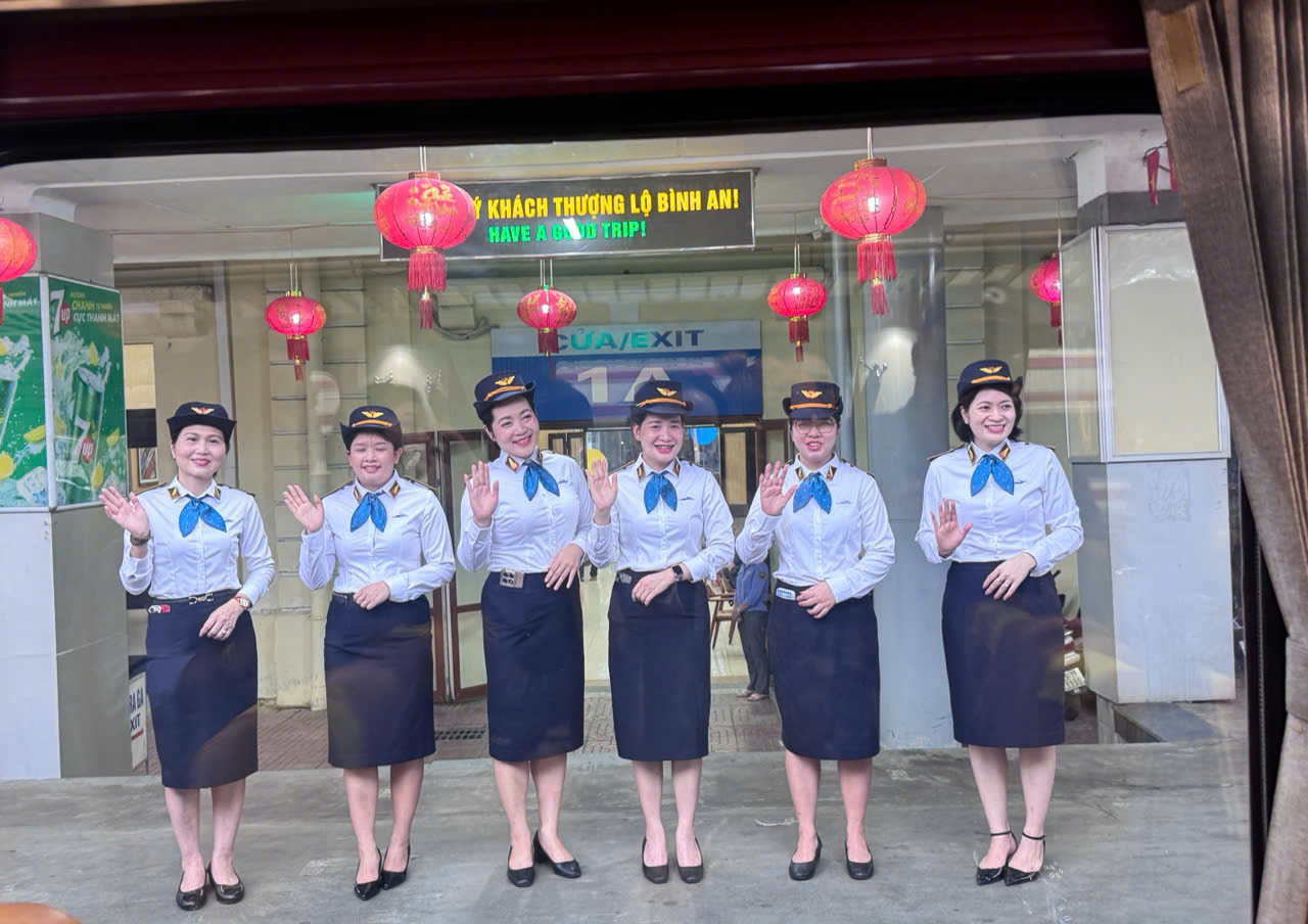 Những hình ảnh ghi nhận tại ga Hà Nội trong sáng nay cho thấy công tác chuẩn bị cho các chuyến tàu đầu tiên đã được hoàn tất. Hàng trăm nhân viên y tế bắt đầu hành trình thường xuyên từ Hà Nội tới Ninh Bình để tham gia vận hành cơ sở mới