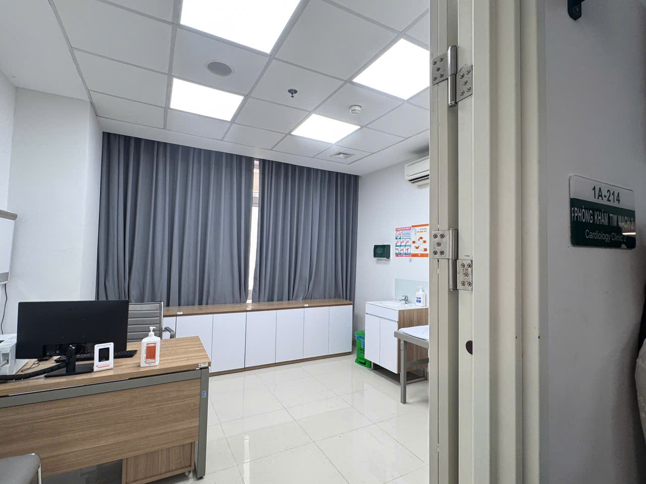 Khu khám bệnh, hệ thống tiếp đón, phòng điều trị và các khu kỹ thuật được bố trí hiện đại, đồng bộ theo mô hình vận hành thống nhất với Bệnh viện Bạch Mai tại Hà Nội