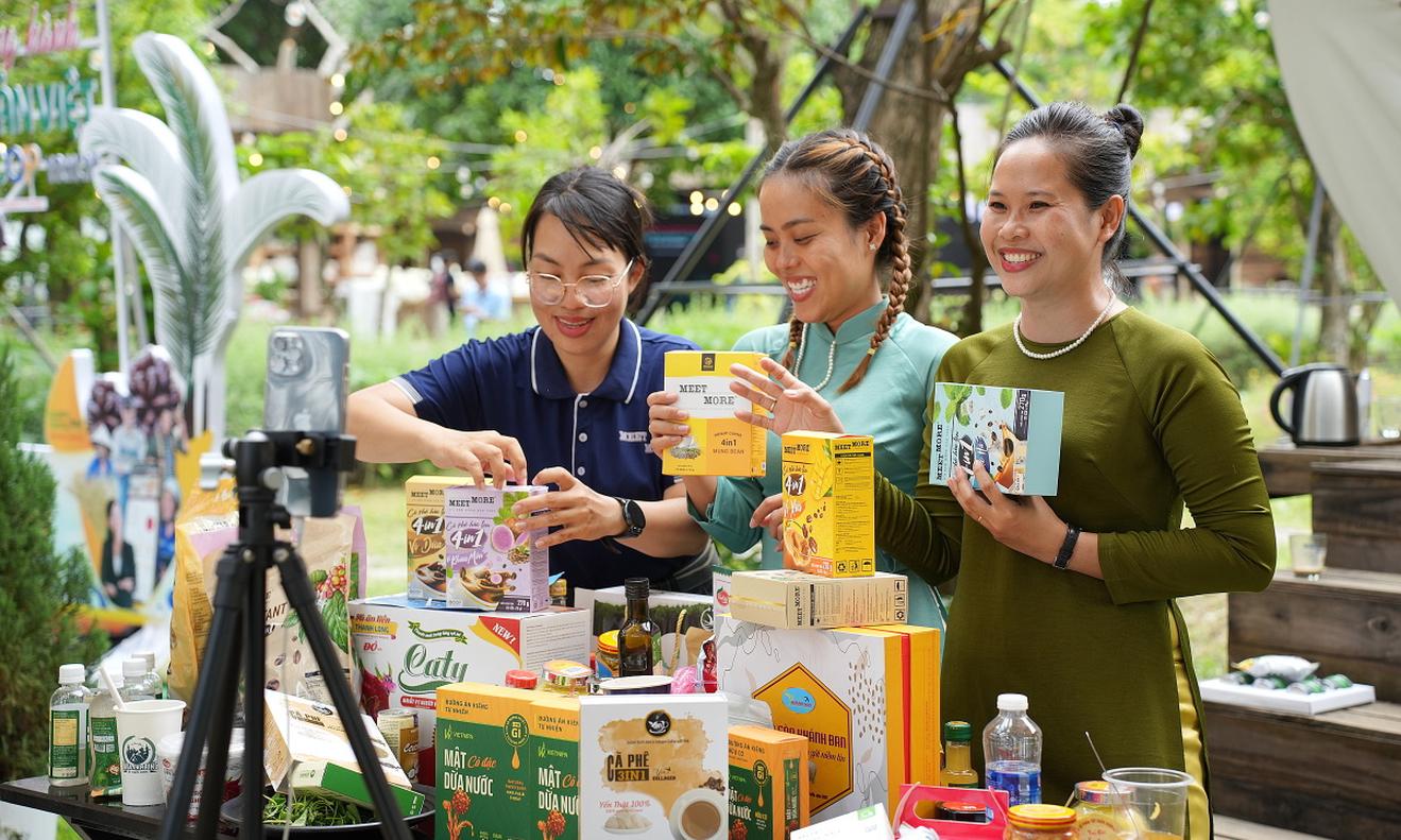 Năm 2025 có hơn 80.000 gian hàng rời sàn TMĐT - Ảnh: Dân Việt