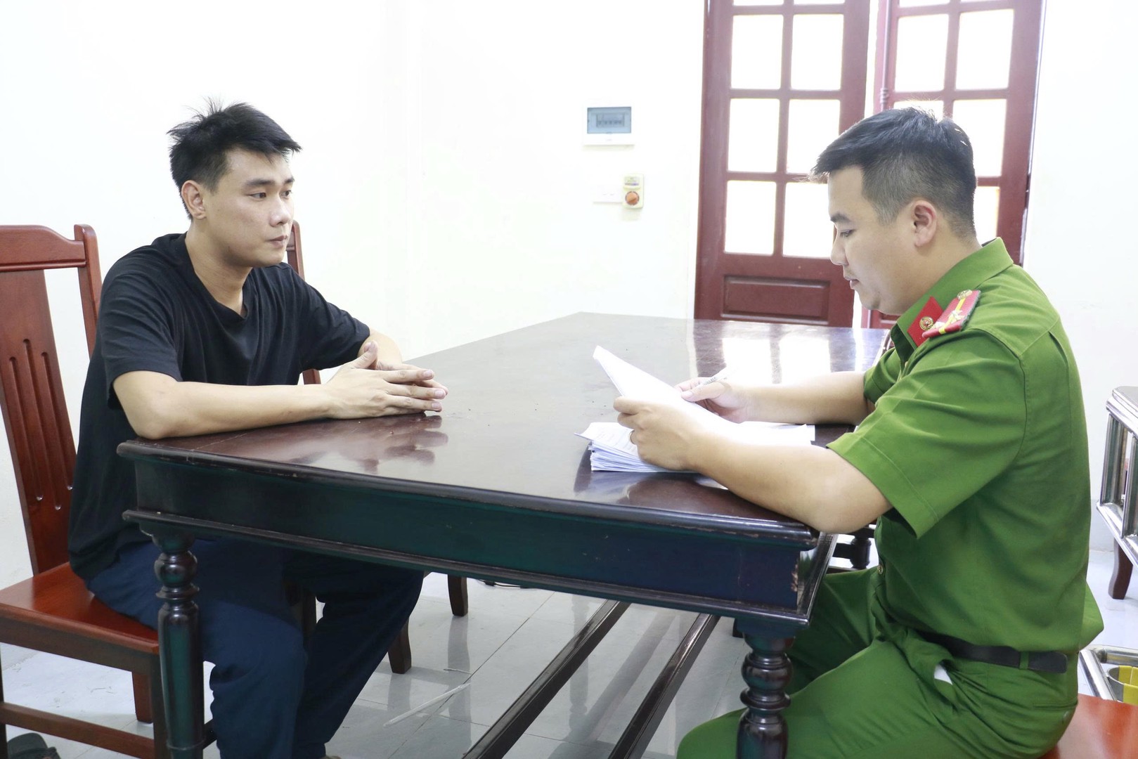 Cơ quan chức năng lấy lời khai đối tượng Lê Văn Hoàng - cầm đầu đường dây.