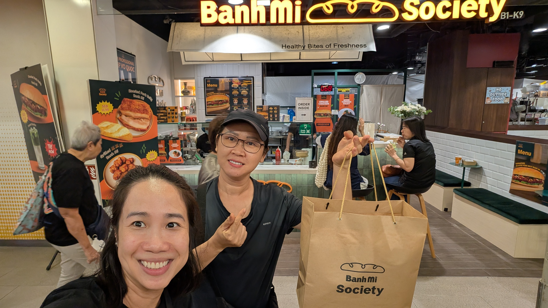 Chụp hình cùng khách đến mua bánh mì.