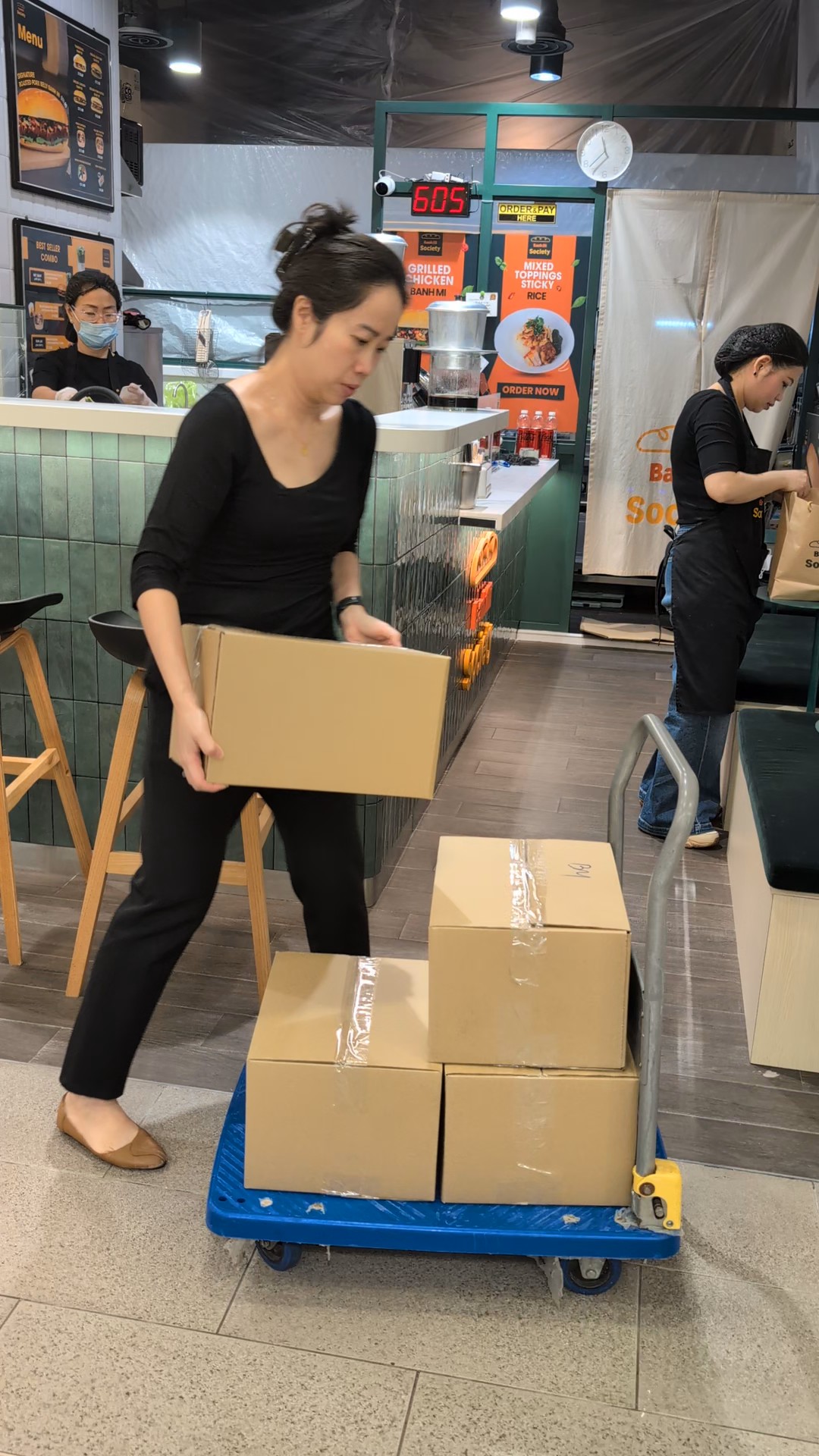 Đóng gói bánh mì cho đơn hàng lớn.