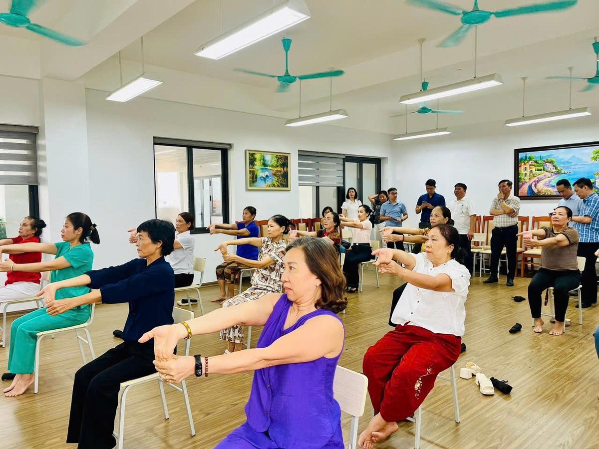 Người già đến viện dưỡng lão hoạt động, chiều lại về nhà với con cháu - Ảnh: ĐĐK