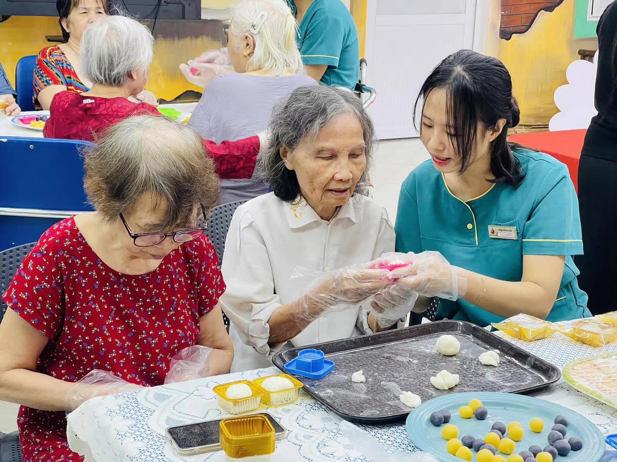 Người già được hoạt động, thăm khám và vui chơi giải trí tại viện dưỡng lão - Ảnh: ĐĐK