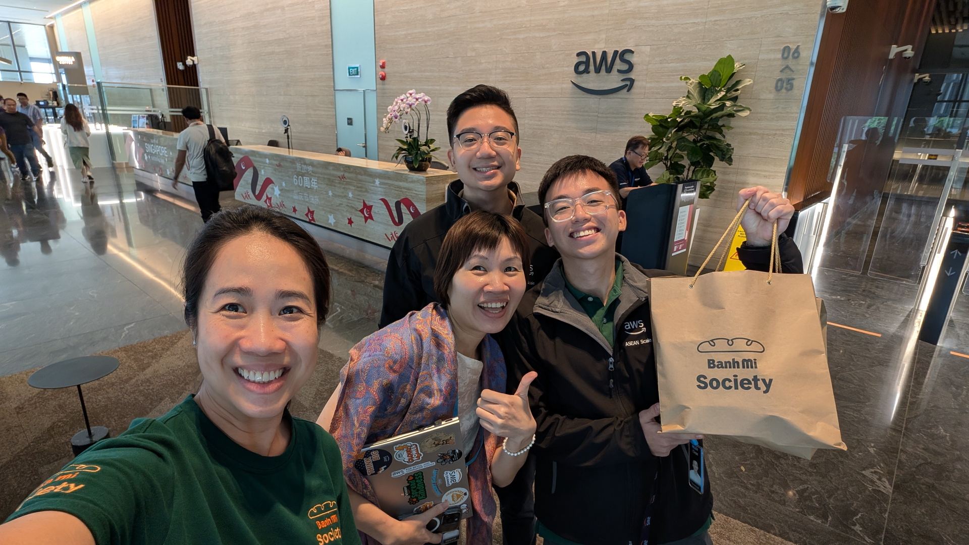 Giao bánh mì tại văn phòng của Amazon.