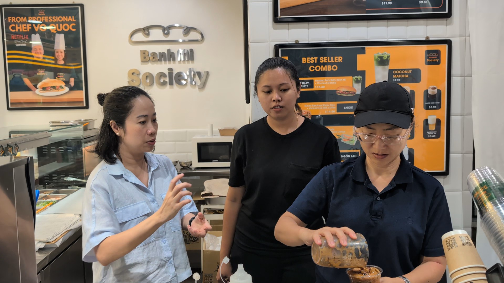 Hướng dẫn nhân viên pha cà phê đúng điệu Việt Nam.