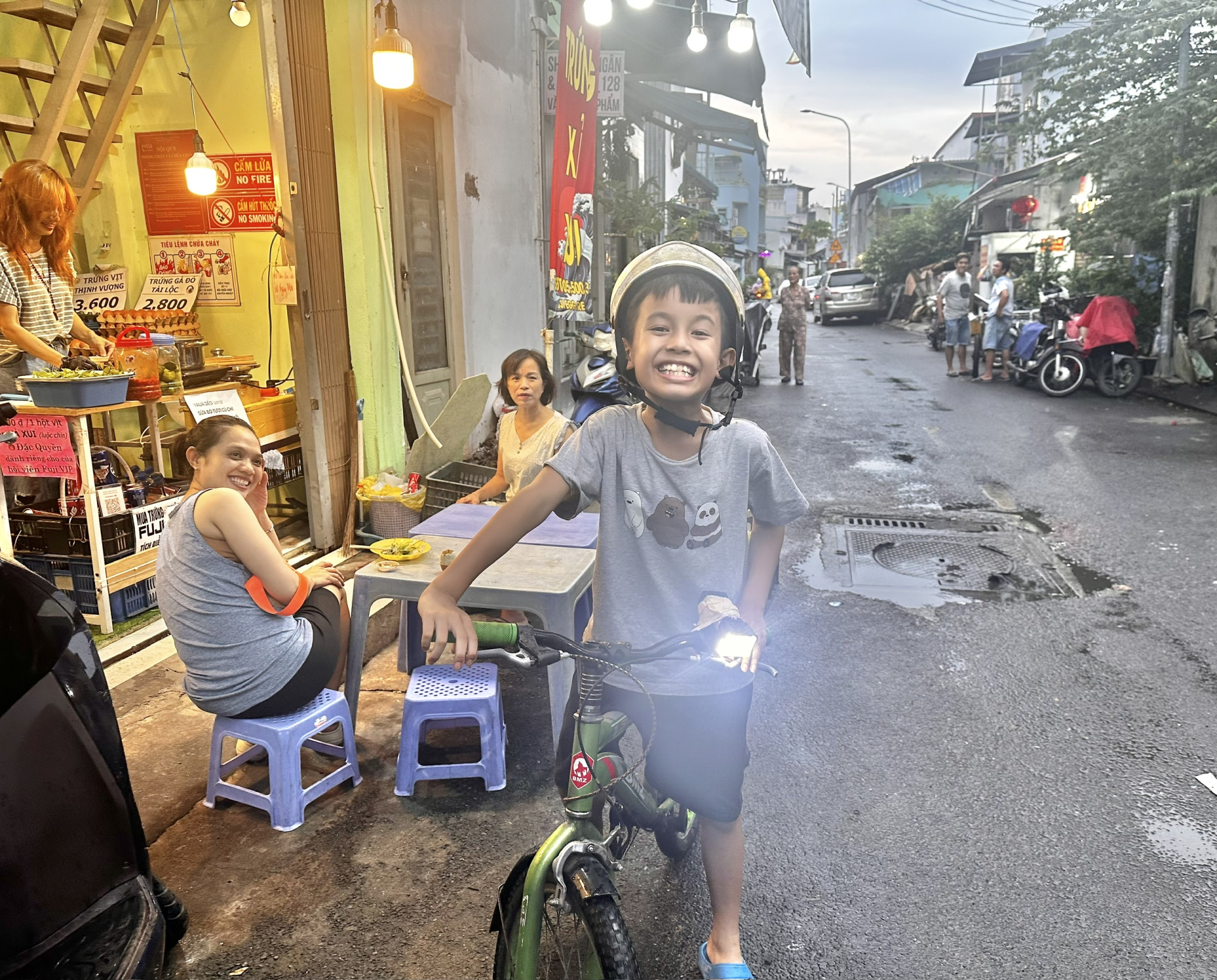 Đằng sau tiếng rao bằng thơ g&acirc;y sốt mạng x&atilde; hội của cậu b&eacute; 9 tuổi b&aacute;n trứng phụ mẹ- Ảnh 2.