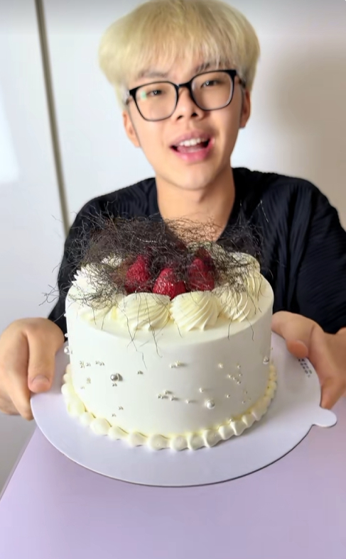 Chiếc bánh kem có phần trông hơi 