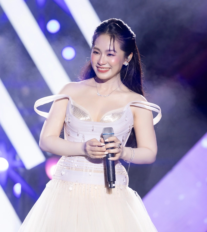 Lương Bích Hữu nổi tiếng với chất giọng ngọt ngào, trong trẻo, âm sắc sáng và đặc trưng với phong cách luyến láy như 
