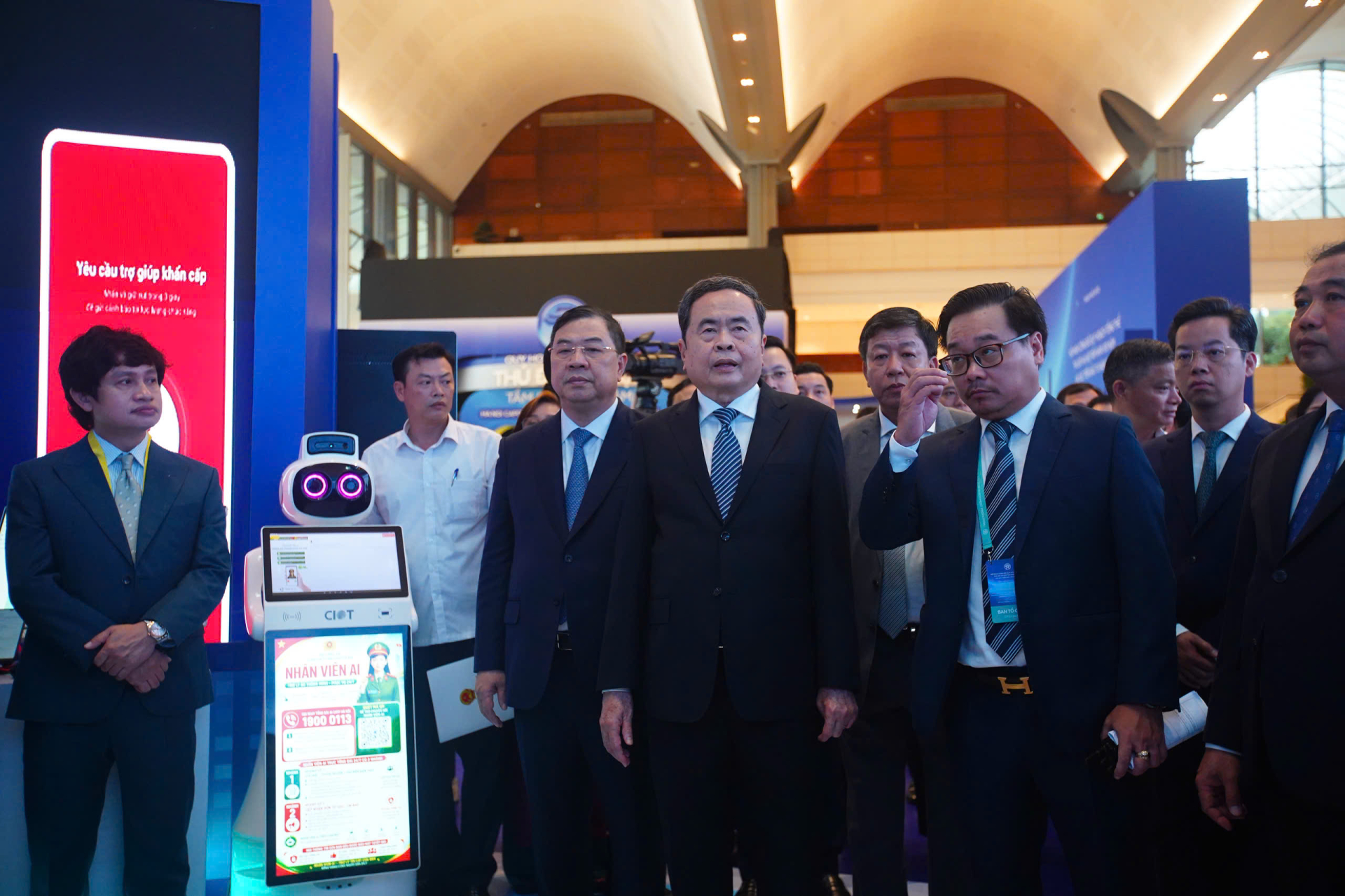 Chủ tịch Quốc hội Trần Thanh Mẫn, Phó Thủ tướng Thường trực Chính phủ Phạm Gia Túc và Bí thư Thành ủy Hà Nội Trần Đức Thắng tại hội nghị