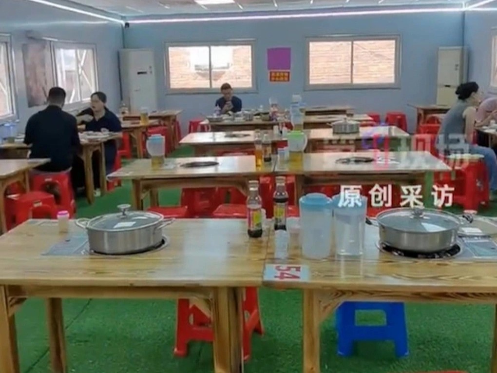 Quán khá vắng khách, bàn ghế trống nhiều.