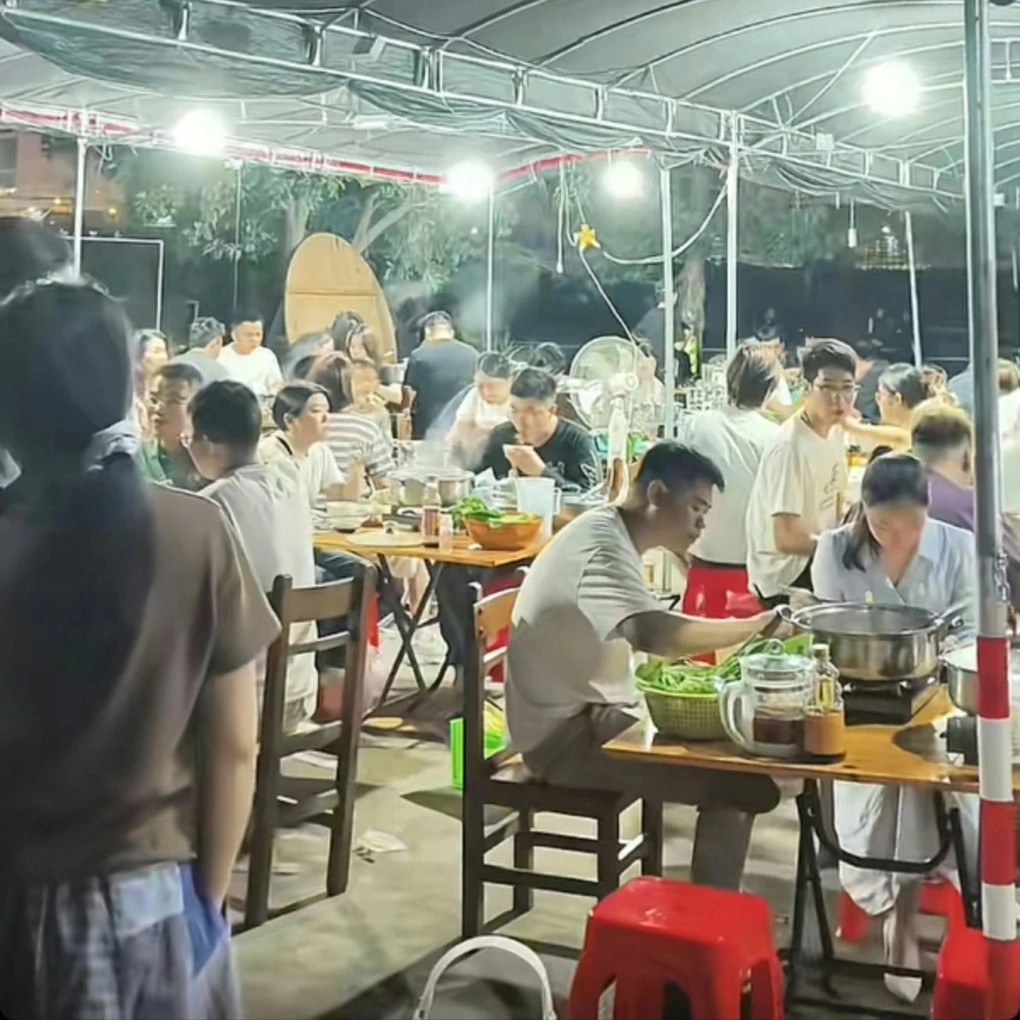 Cảnh tượng đông đúc đến tối khuya trước đó. Ảnh: News