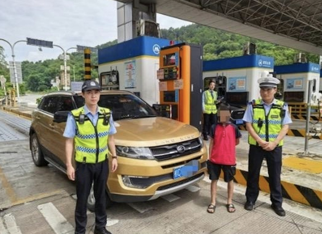 Thân hình nhỏ bé của cậu bé tự nhận mình là người lớn