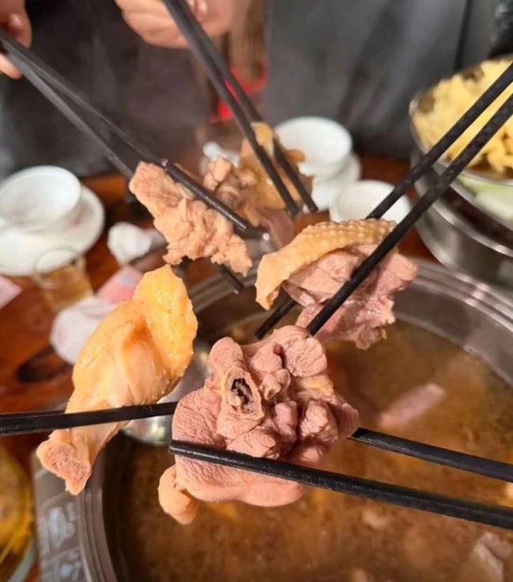 Món lẩu gà từng thu hút rất nhiều khách hàng.
