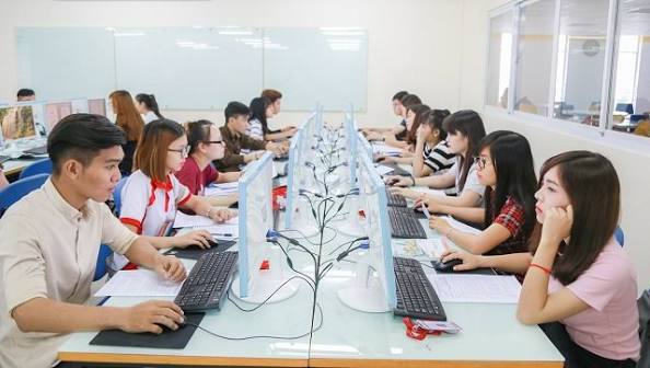 Đây cũng là xu hướng chung của nhiều trường đại học trong những năm gần đây khi Thương mại điện tử liên tục nằm trong nhóm ngành có điểm đầu vào cao (Ảnh: UEF)