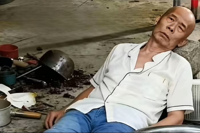 Bức ảnh chủ quán bất lực trước ảnh tượng đông đúc khách từng gây viral.