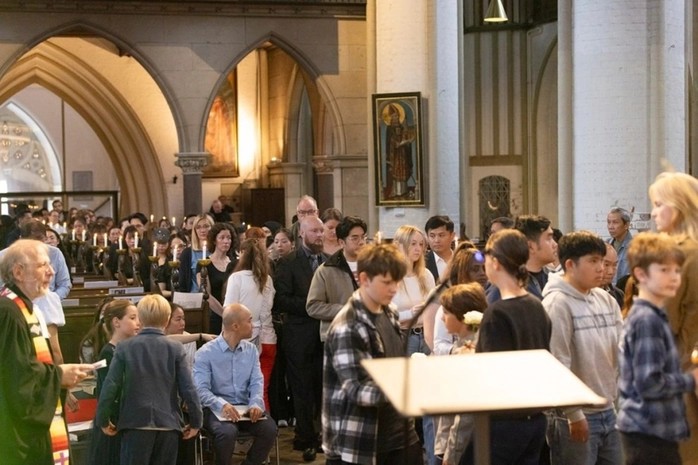 Bạn bè, người thân, cộng đồng người Việt dự lễ tưởng niệm Quang và Minh ở Hamburg. 