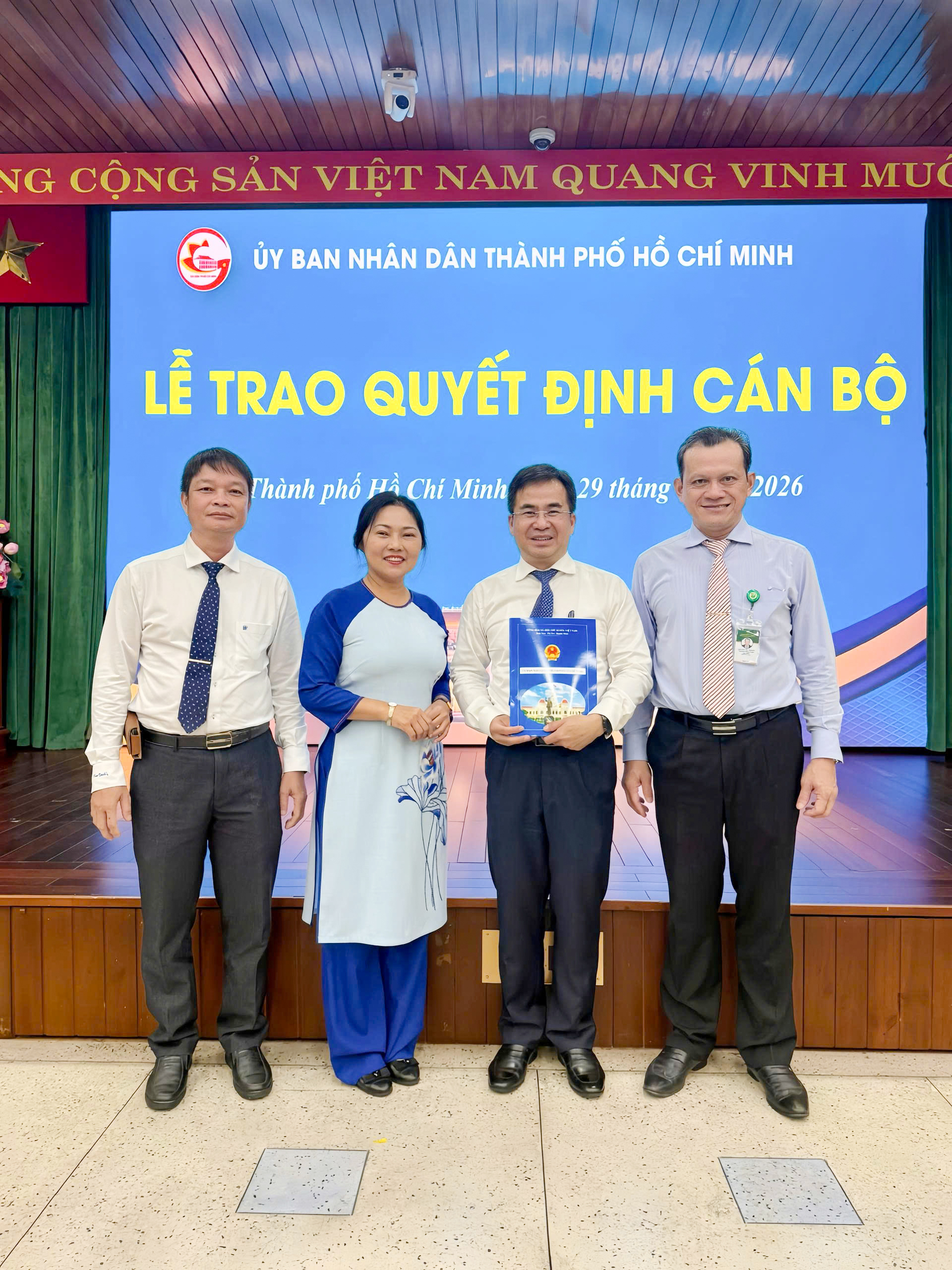 PGS.TS.BS. Ngô Quốc Đạt nhận quyết định bổ nhiệm Hiệu trưởng Trường Đại học Y khoa Phạm Ngọc Thạch. (Ảnh: PNTU)