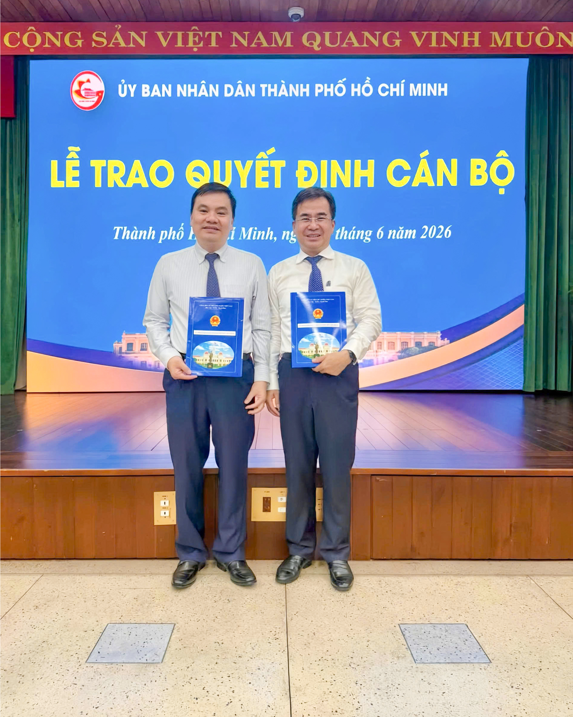 PGS.TS.BS. Nguyễn Trọng Hào nhận quyết định bổ nhiệm Giám đốc Bệnh viện Đa khoa khu vực Hóc Môn. (Ảnh: PNTU)