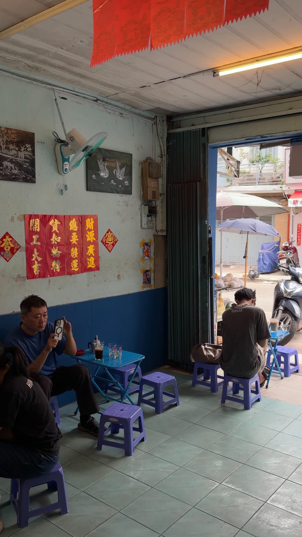 Không gian bên trong quán.