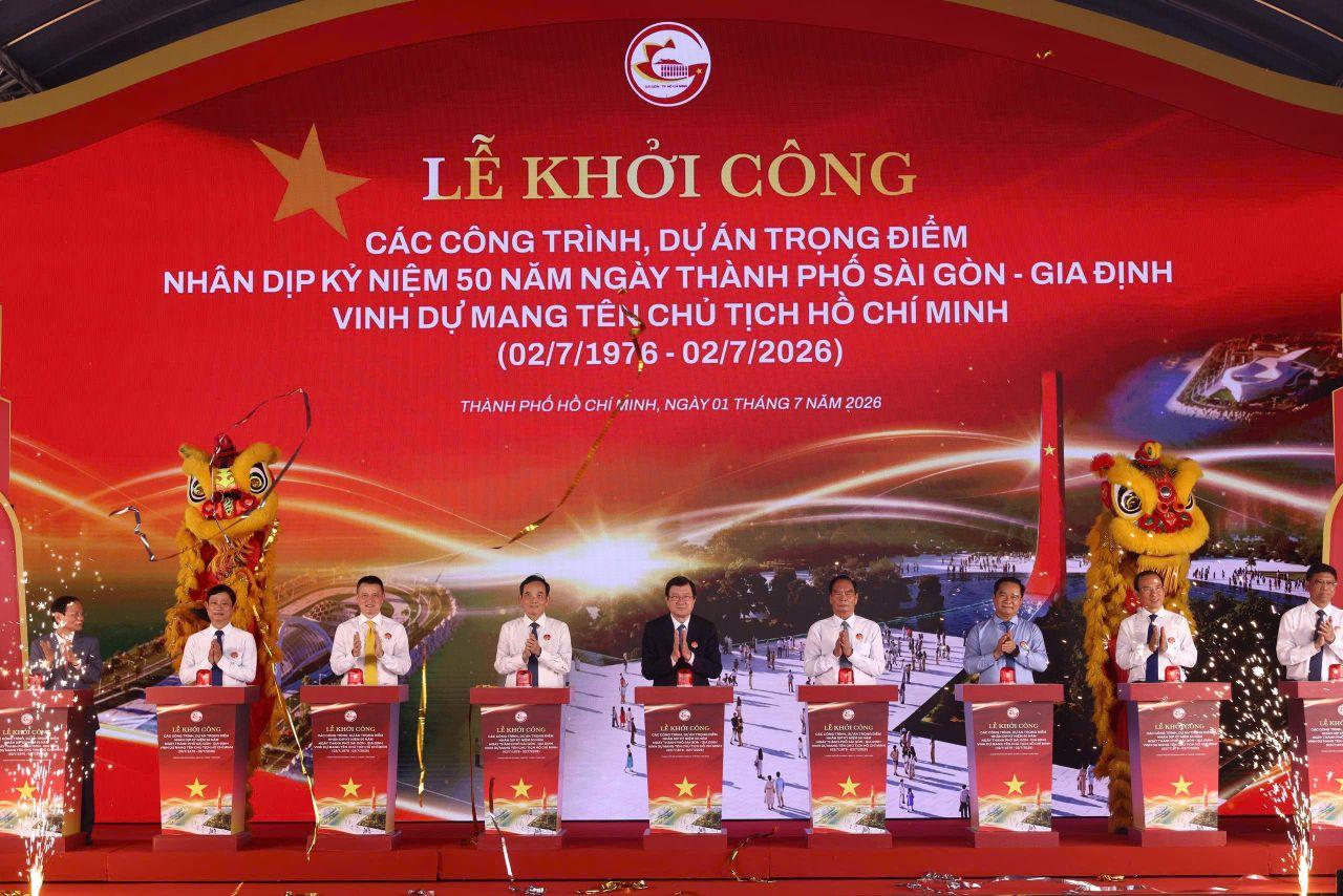 Các đại biểu thực hiện nghi thức khởi công các công trình, dự án sáng 1/7.
