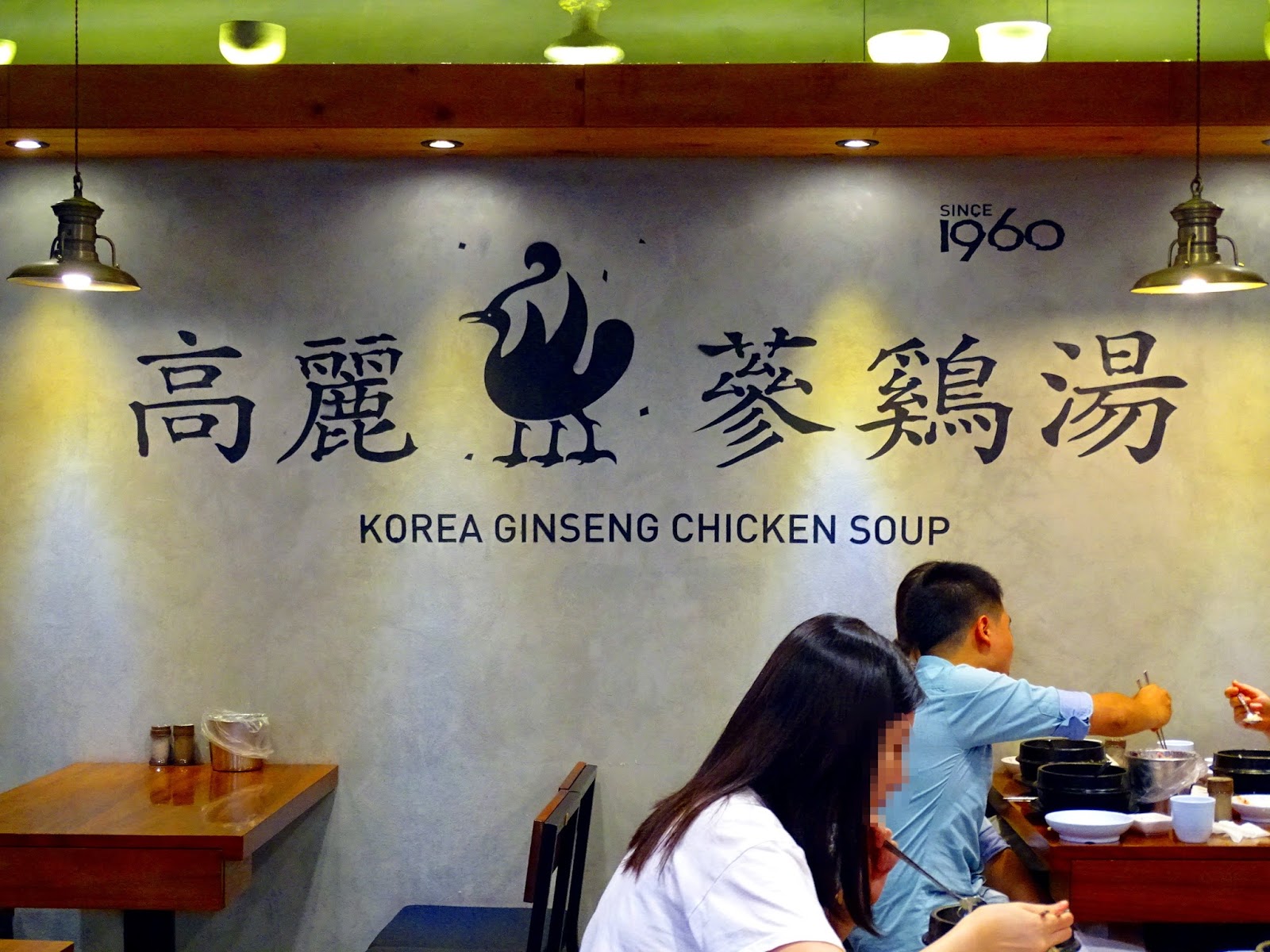 Món súp nóng cũng được người dân ưa chuộng trong thời tiết nắng nóng.