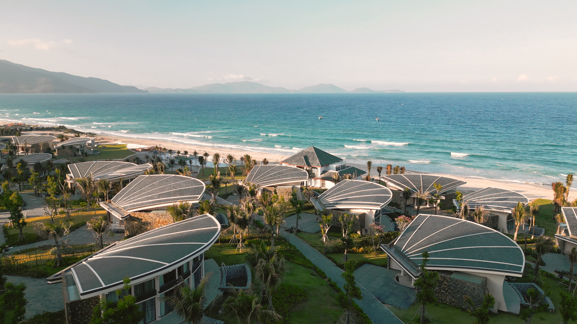 Meliá Serenity Cam Ranh Beach Resort nằm ngay cạnh Bãi Dài, một trong những đường bờ biển trong xanh nổi tiếng nhất Việt Nam.