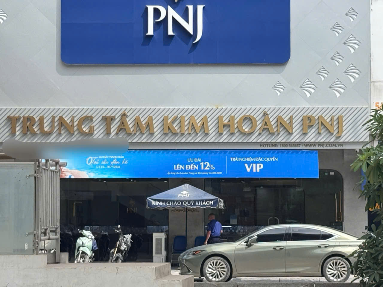 Ghi nhận tại các cửa hàng PNJ trên đường Nguyễn Trãi và phố Quang Trung (Hà Nội) trong sáng 3/7, hoạt động kinh doanh diễn ra bình thường. Nhân viên vẫn tư vấn, giới thiệu sản phẩm và hỗ trợ khách hàng như thường lệ