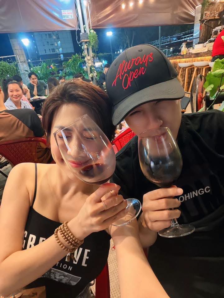 Pha Lê chia sẻ hình ảnh thân thiết của cả hai trước đó.