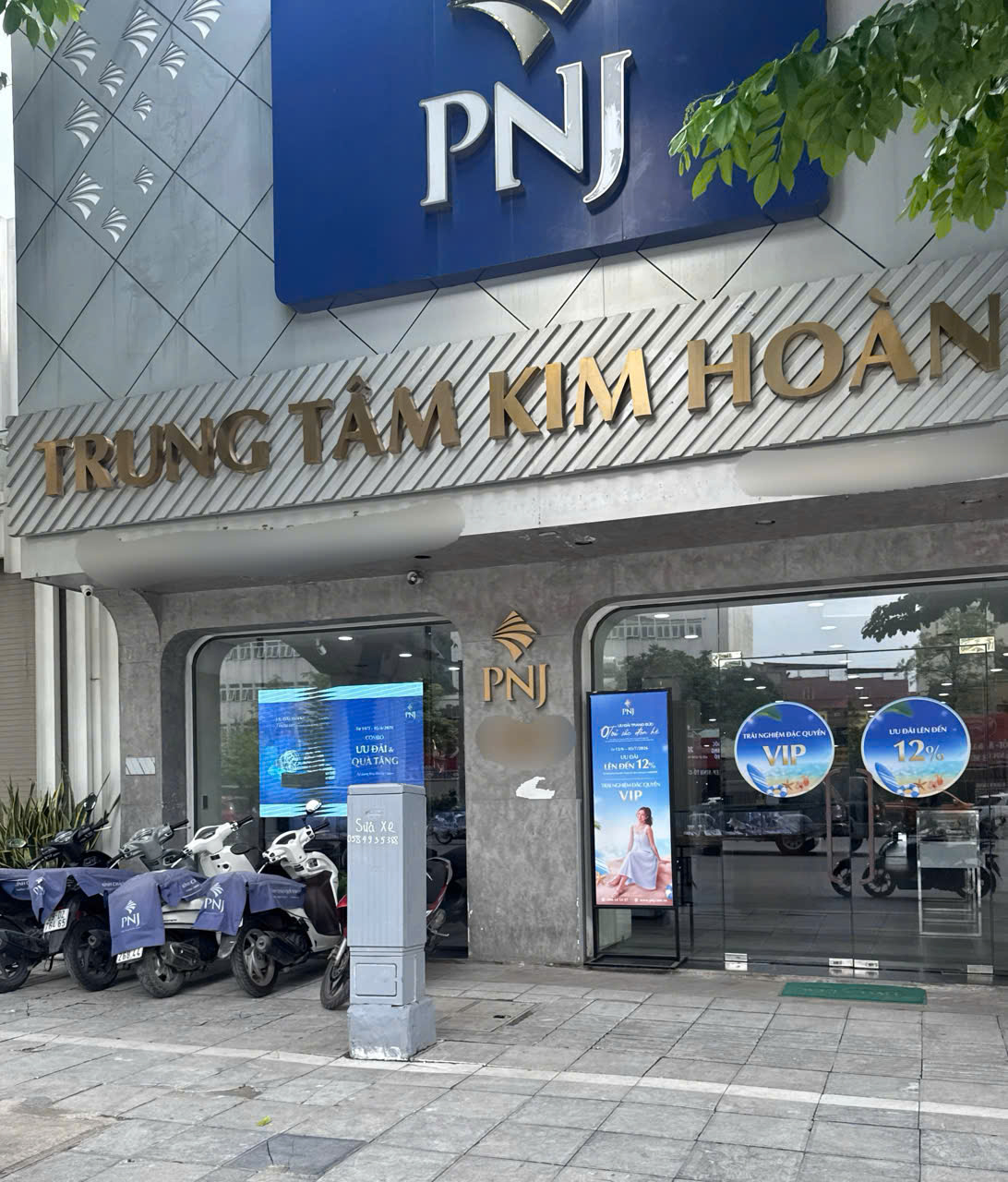  Theo ghi nhận thực tế, không khí tại các cửa hàng diễn ra ổn định. Bên trong cửa hàng, nhân viên vẫn túc trực tại các quầy, các hoạt động mua sắm, thanh toán, bảo hành, vệ sinh trang sức vẫn được thực hiện liên tục theo quy trình. Trong suốt thời gian ghi nhận, không xuất hiện cảnh khách hàng tập trung đông bất thường hay có dấu hiệu xáo trộn trong hoạt động kinh doanh.  