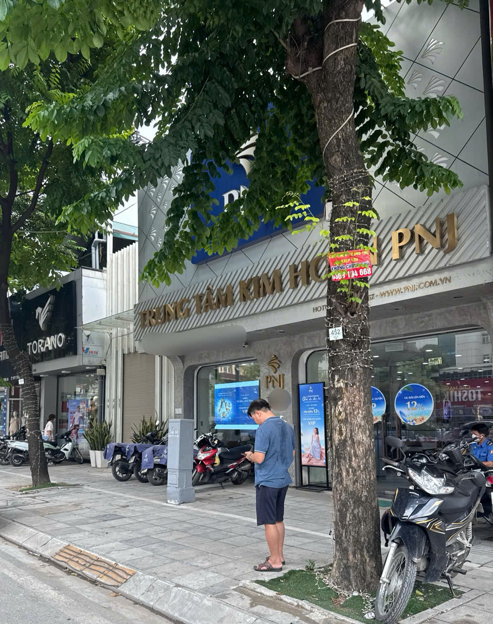 Nhân viên vẫn đón tiếp, tư vấn khách hàng như thường lệ, trong khi lượng khách đến giao dịch duy trì ở mức ổn định