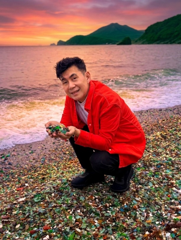Ca sĩ Đoan Trường đến thăm bãi biển thủy tinh tại Nga
