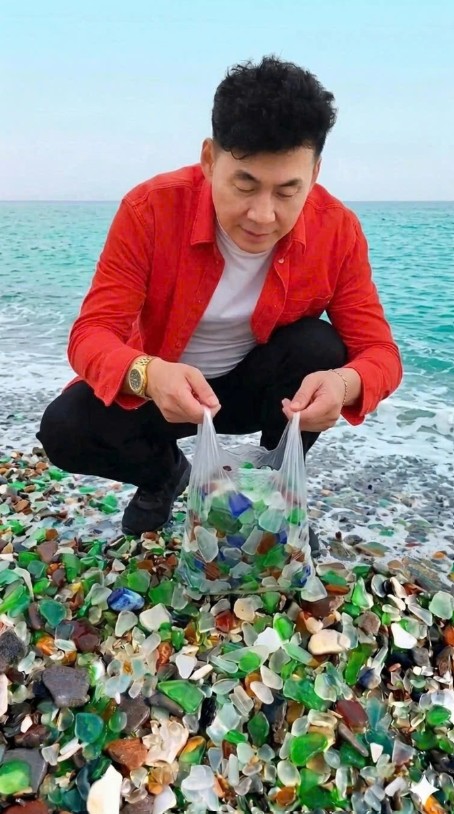 Đoan Trường định nhặt túi nhỏ đá thủy tinh về làm kỷ niệm nhưng bị người dân Nga nhắc nhở