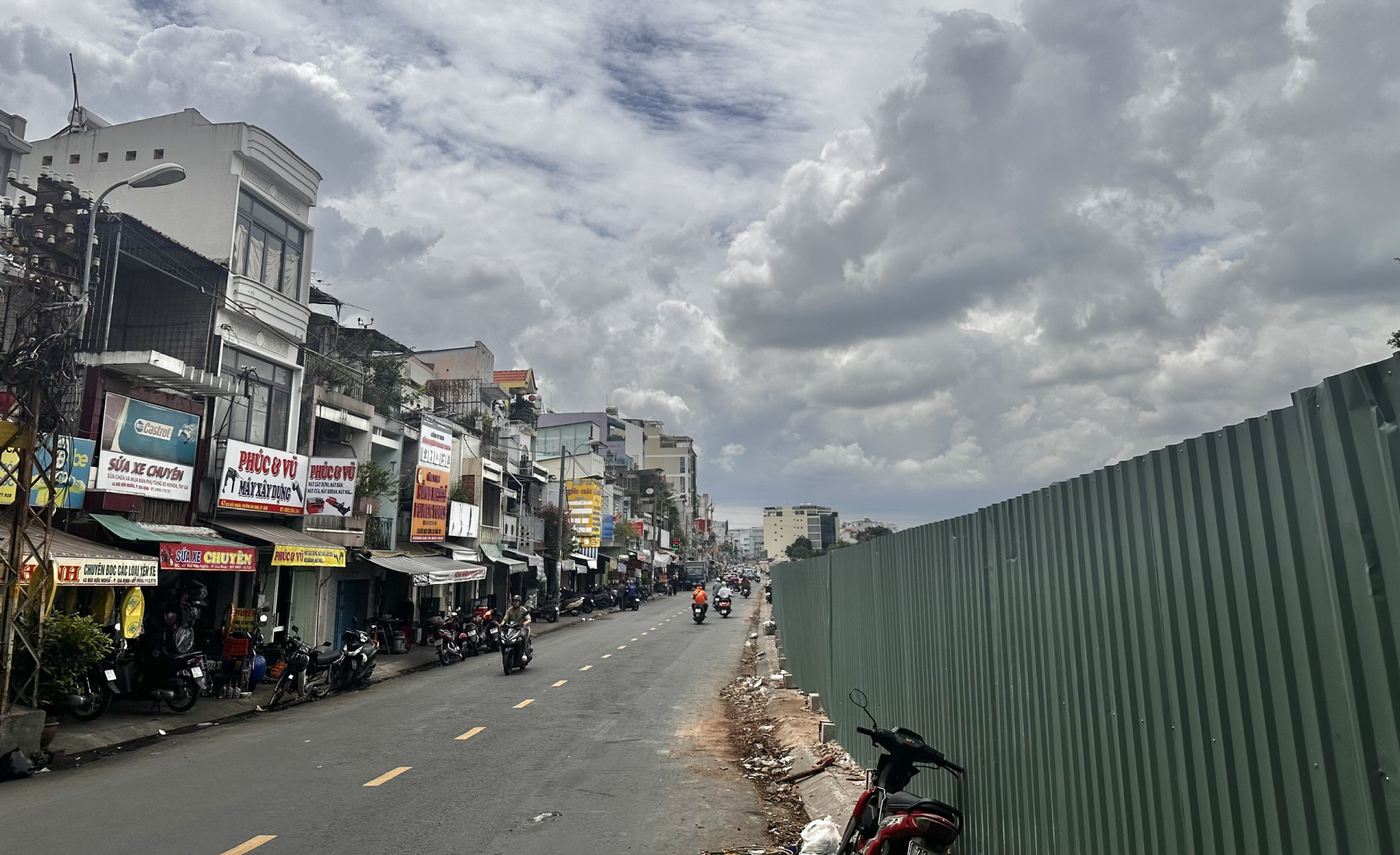 Các tấm tôn xanh đang được dựng lên để che chắn cho công trường sắp thi công.