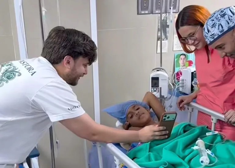 Cậu bé vẫn còn đang được chăm sóc tại bệnh viện.