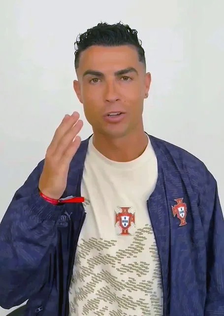 CR7 dành rất nhiều lời động viên và lời hứa mời cậu bé đến xem mình thi đấu trực tiếp khi Andrés khỏe lại.