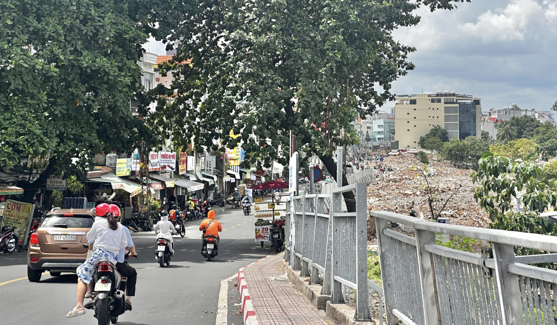 Đoạn đường được tháo dỡ nhìn từ cầu Bùi Hữu Nghĩa.