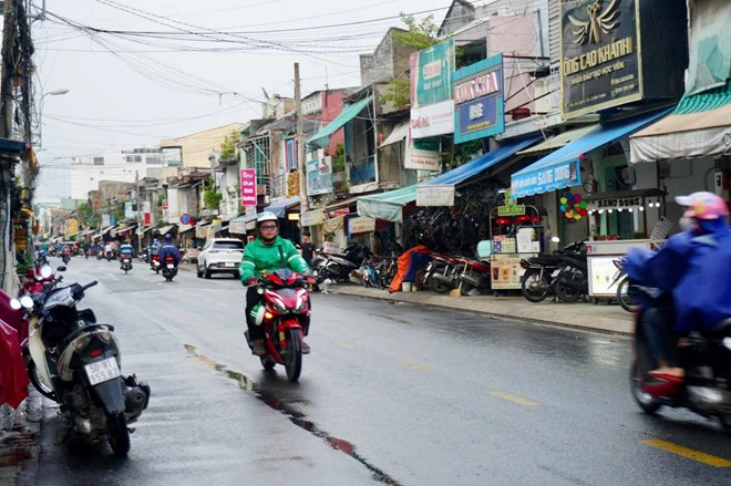 Các căn nhà ven rạch Xuyên Tâm trước đó. Ảnh: Báo Lao Động.