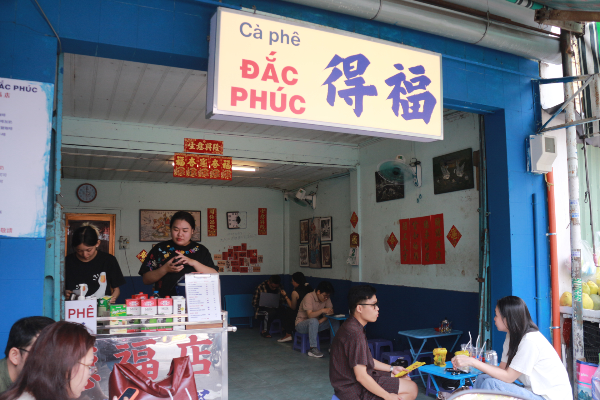 Quán đón phần đông các bạn trẻ đến vì tò mò.