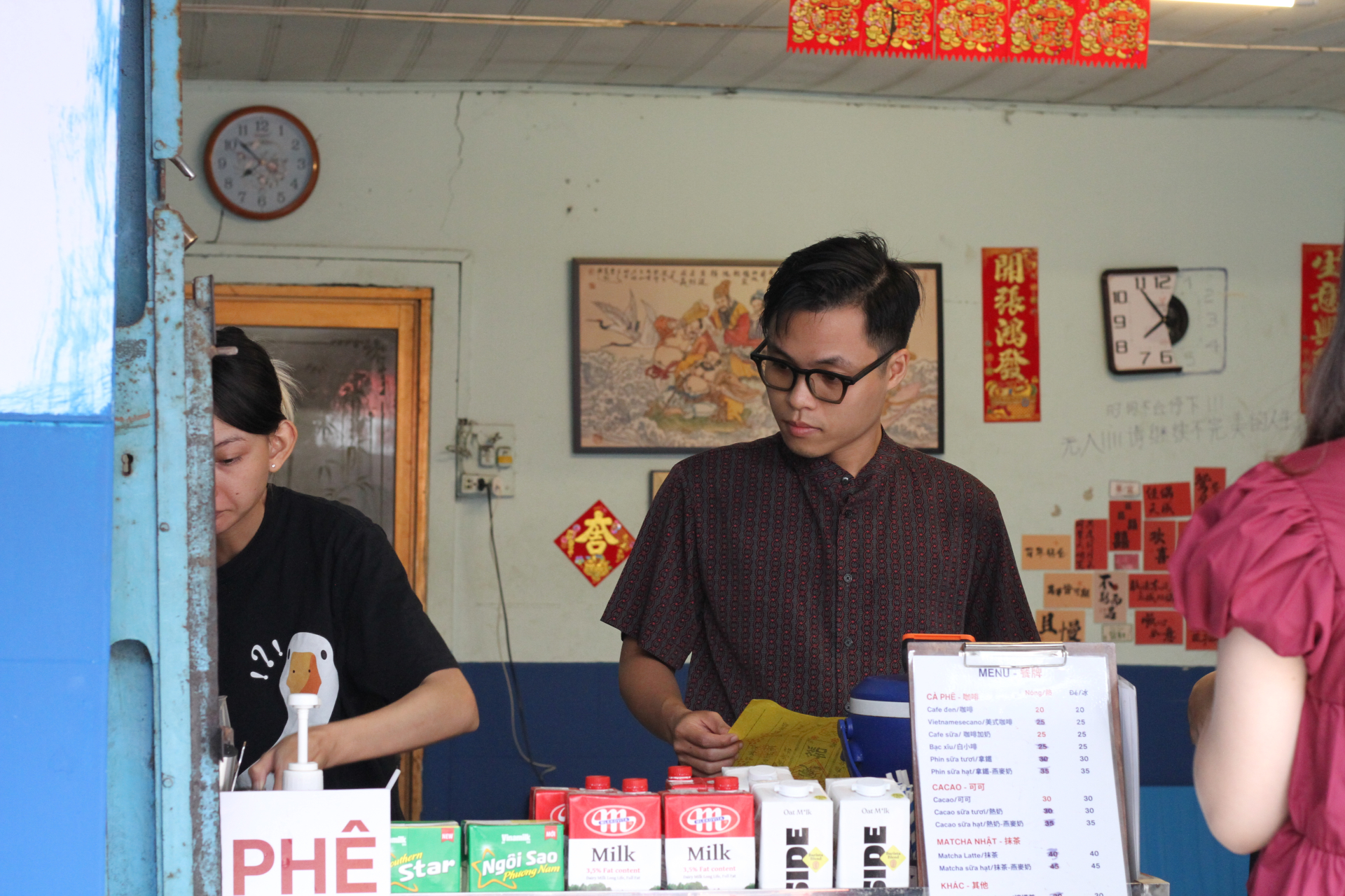 Chủ quán tự tay pha những ly cà phê đầu ngày.