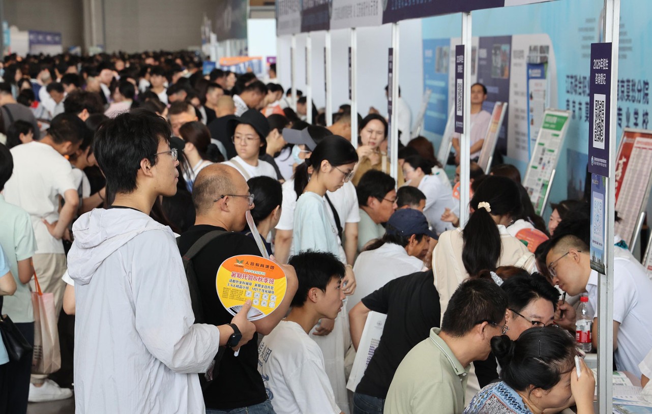 Phụ huynh và học sinh tại hội chợ tuyển sinh đại học ở Nam Kinh, Trung Quốc