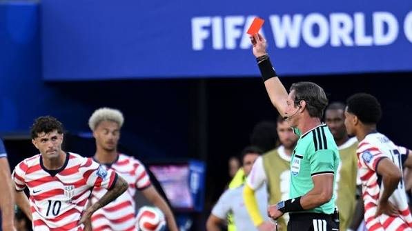 FIFA bất ngờ công bố quyết định tạm hoãn thi hành án treo giò tiền đạo Mỹ.