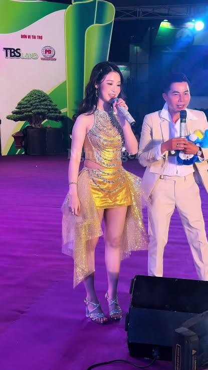 Nhưng dạo gần đây cô bé lại chuyển hướng sang ca hát.