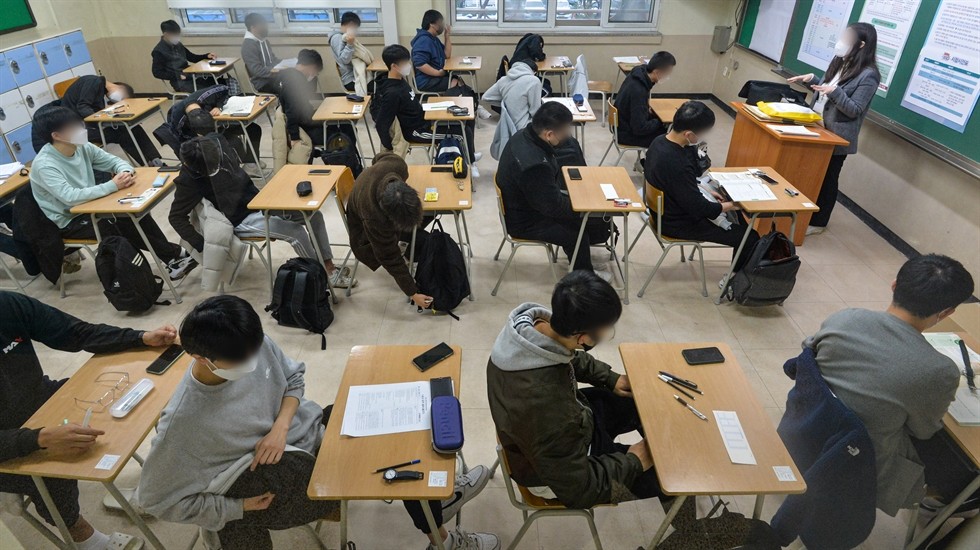 Việc học thêm đã trở thành điều quen thuộc đối với nhiều gia đình.