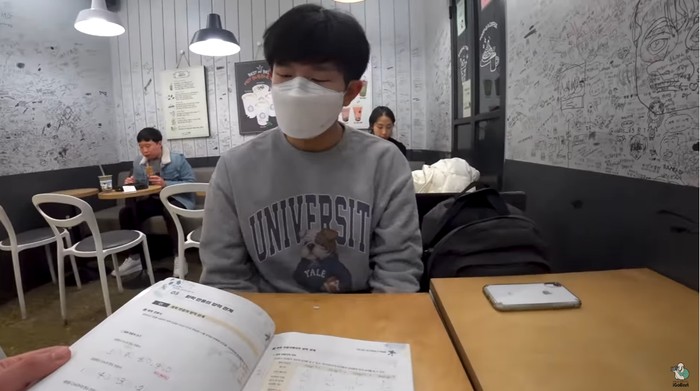 Việc học thêm đã trở thành điều quen thuộc đối với nhiều gia đình.