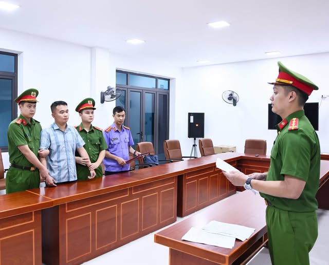 Lực lượng công an thi hành lệnh giữ người khẩn cấp với thầy giáo Nguyễn Hà Duy - Ảnh: CACC